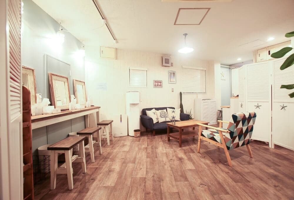 恵比寿小顔名人の店内（お客様をお迎えする待合スペース）